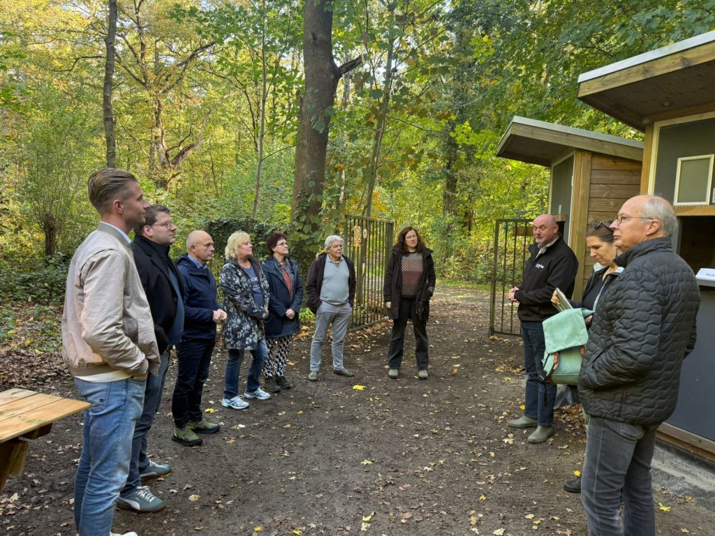 Beoordelingscommissie Duurzaamheidsfonds Westerwolde bezoekt Openluchttheater Sellingen.