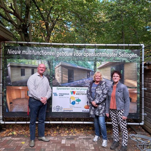 Leden Openluchttheater Sellingen bij spandoek sponsoren clubhuis.